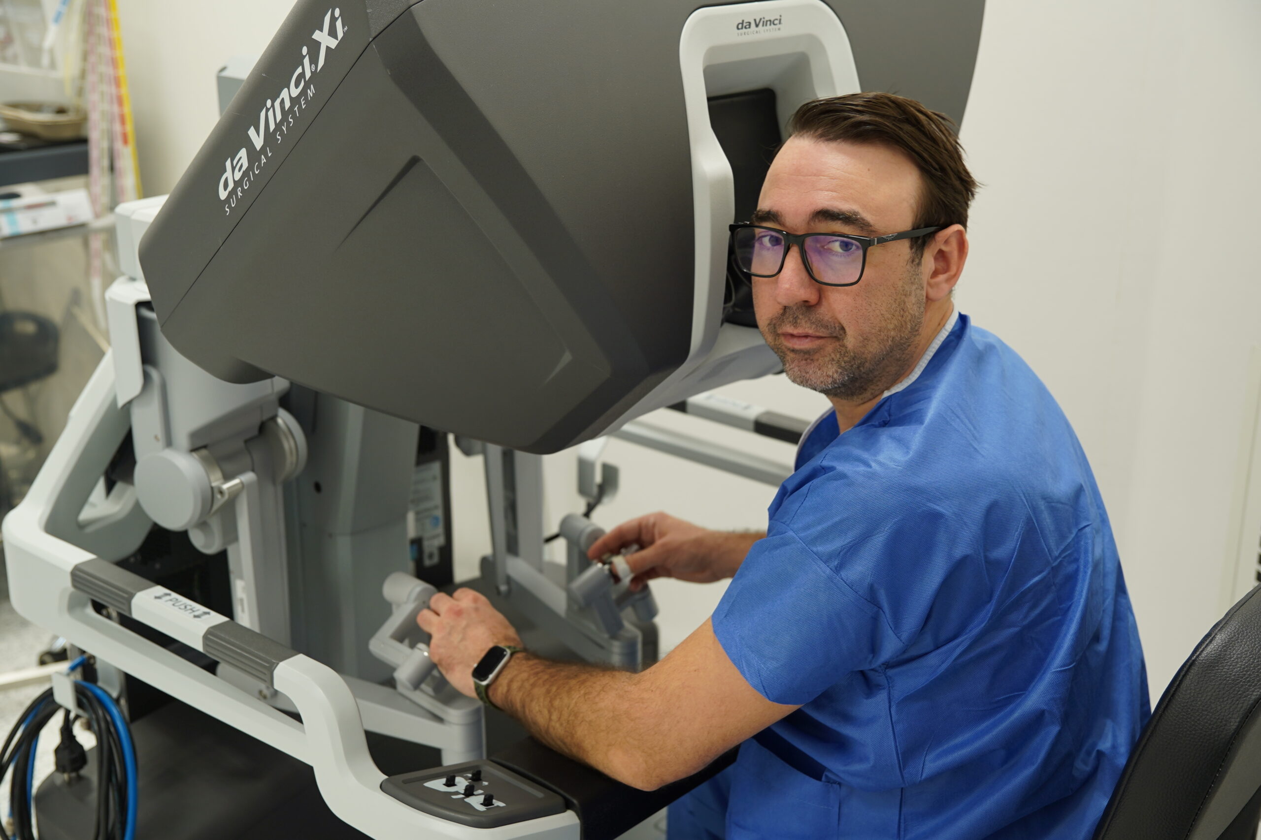 Dr. urolog Vlad Olaru operand cu robotul Da vinci