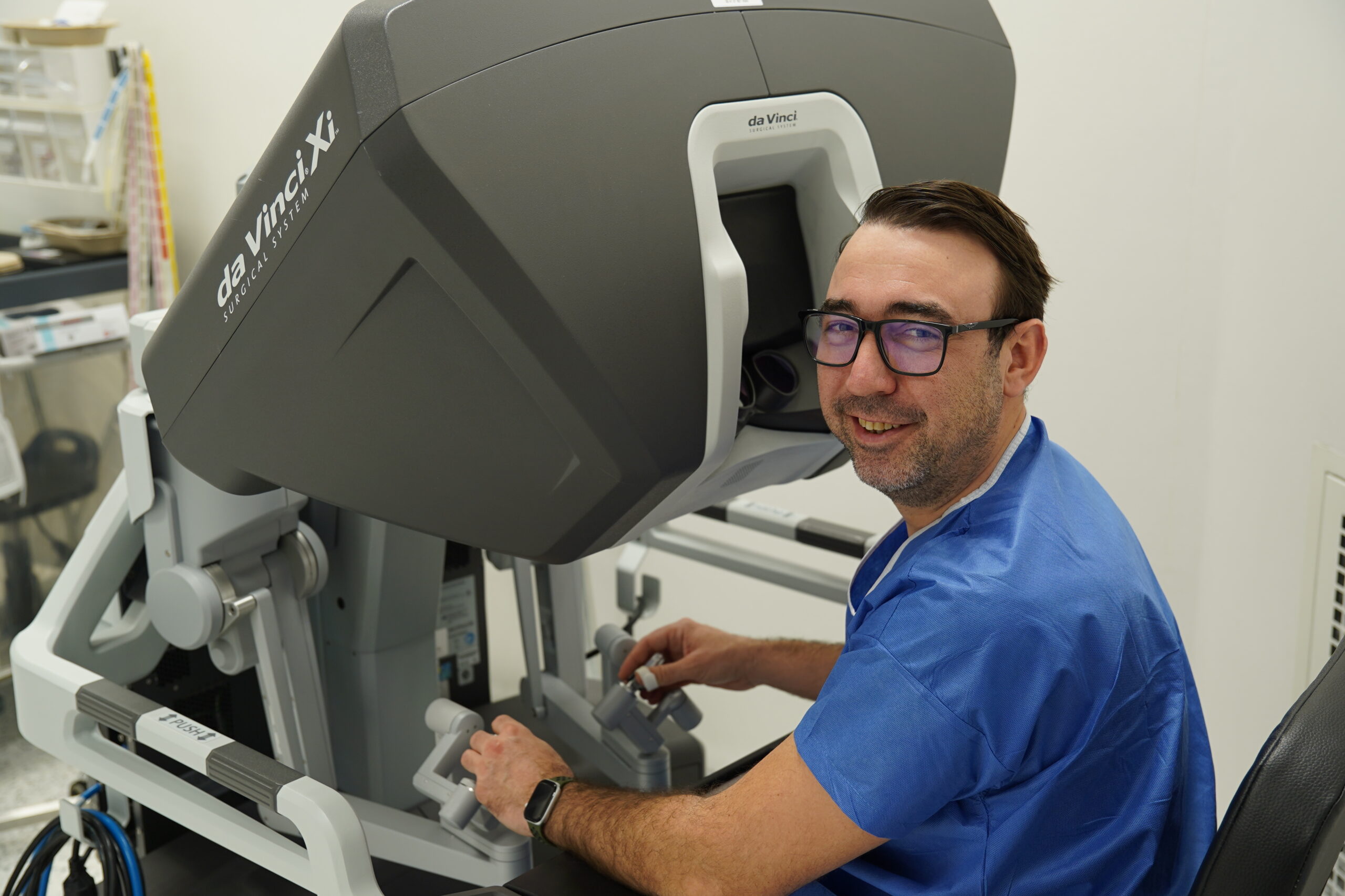dr. Vlad Olaru operand cu robotul Da vinci